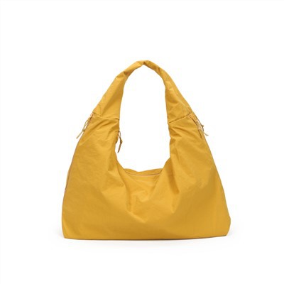 Платка над чантата на рамото